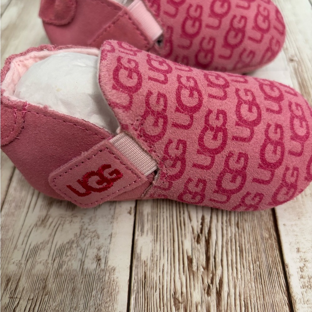 UGG Roos Baby Girl Crib Booties Logo Print Pink Size 4/5 - Picture 3 of 8